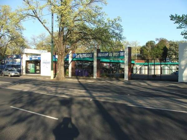 SENSATIONAL CENTRAL LOCATION Picture 3