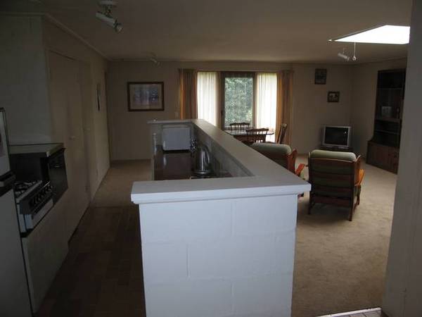 2 BEDROOM UNIT - SOUGHT AFTER LOCATION Picture 3