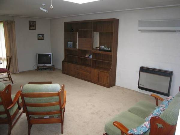 2 BEDROOM UNIT - SOUGHT AFTER LOCATION Picture 2