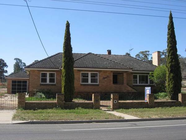 GREAT FIRST HOME OR INVESTMENT Picture 1