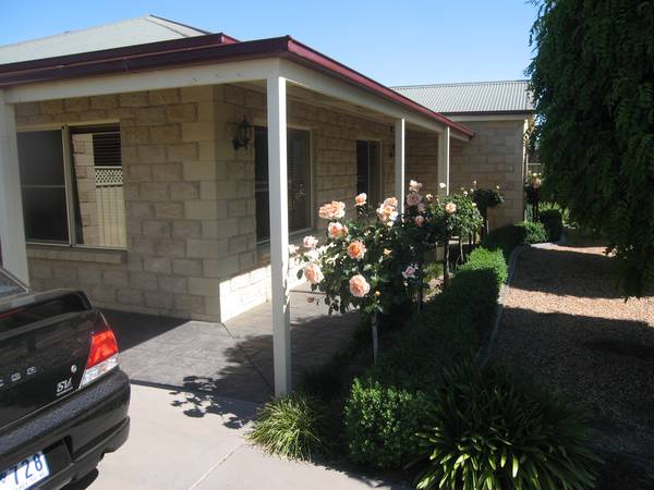 BEHIND THE MOP TOPS Picture 1