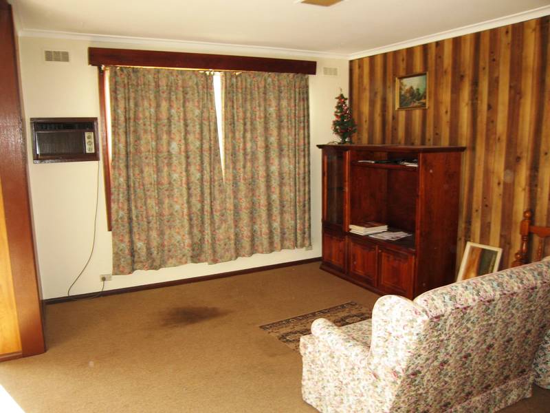 RENOVATORS DELIGHT OR A FANTASTIC FIRST HOME Picture 3