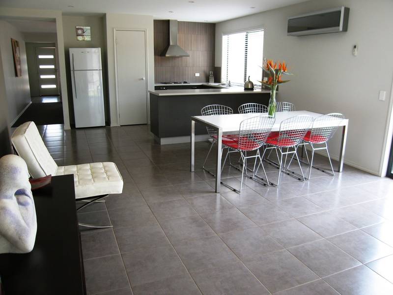 MODERN CONTEMPORARY ON LIFESTYLE BLOCK Picture