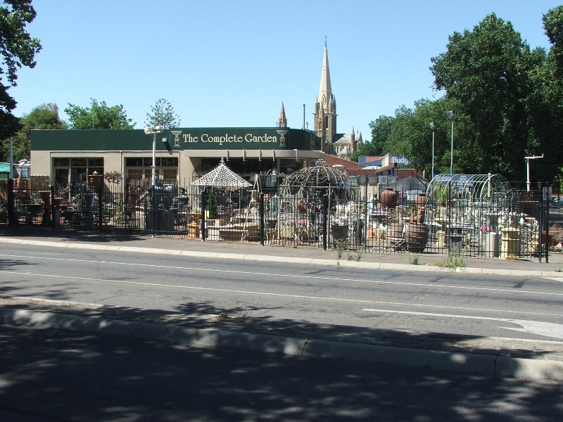 HIGH PROFILE CORNER LOCATION Picture 1