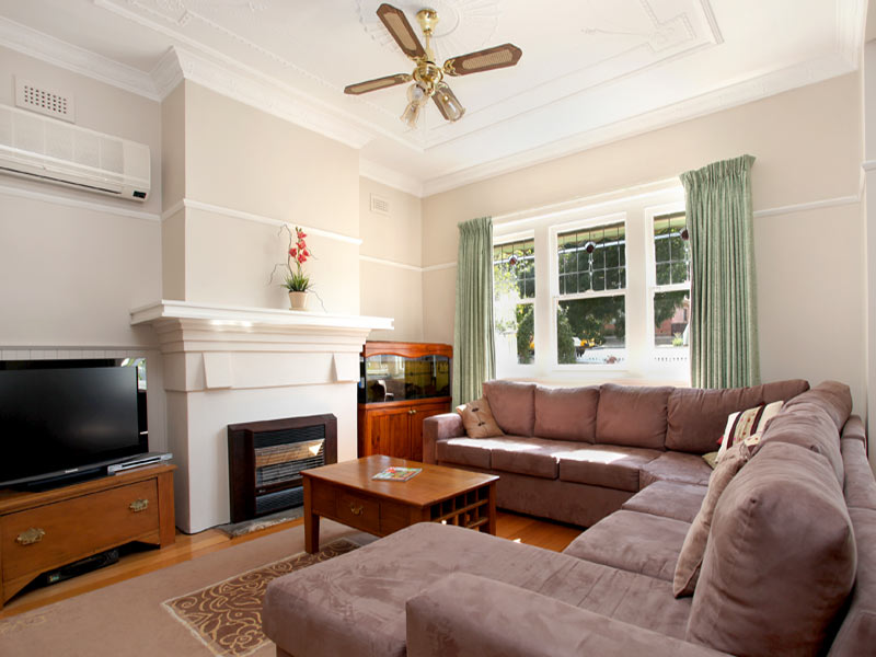 IMMACULATE CALIFORNIAN BUNGALOW Picture 2