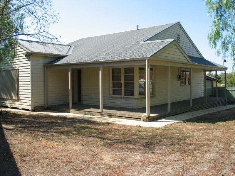 LOVE THE HOUSE AND LOVE THE SHEDS... Picture 1