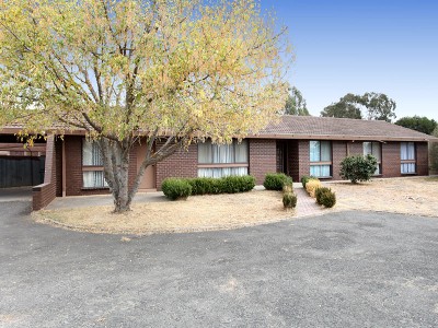 4 BEDROOM FAMILY HOME ON 1 ACRE WITH REAR ACCESS! Picture