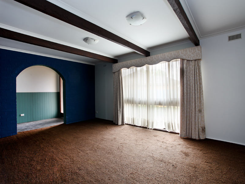 4 BEDROOM FAMILY HOME ON 1 ACRE WITH REAR ACCESS! Picture 3