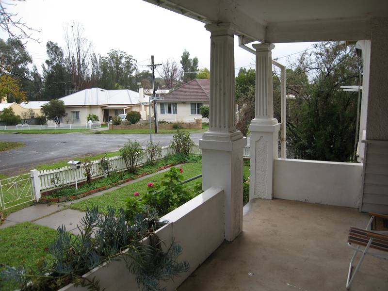 COSY & CHARACTER FILLED Picture 2