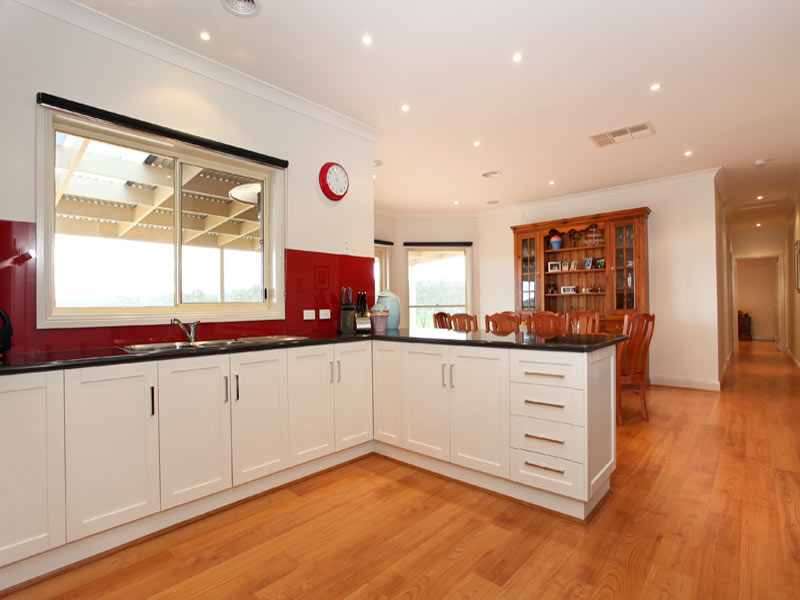 THE STUNNING CLOGHEEN Picture 3