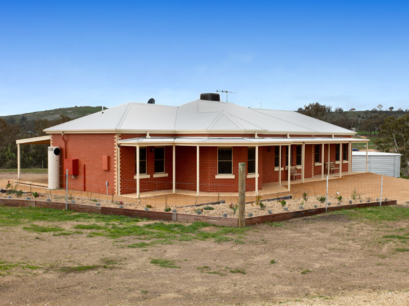 THE STUNNING CLOGHEEN Picture 1