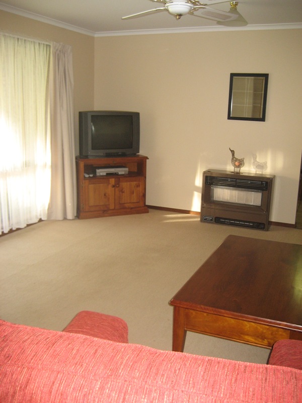 FULLY FURNISHED - Cosy and Comfortable Picture 3