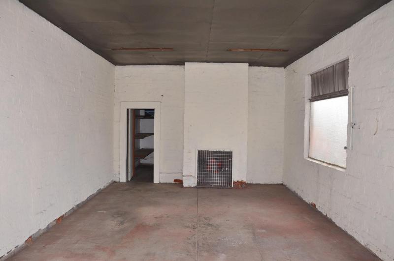 MEDIUM SIZE WORKSHOP Picture 3