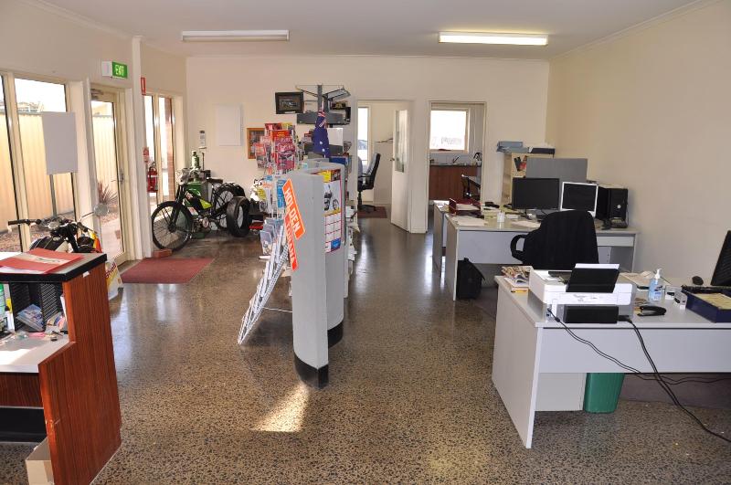 NEAR NEW FACTORY / WAREHOUSE Picture 3