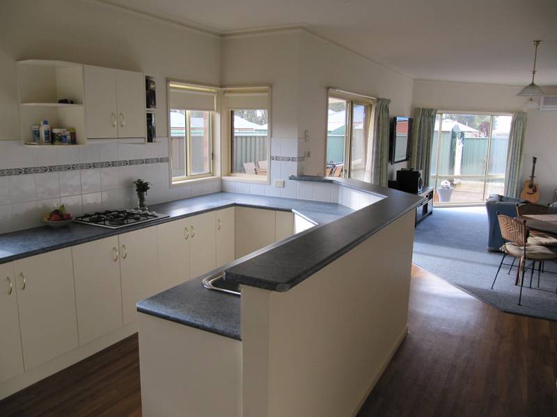 CONTEMPORARY TOWNHOUSE Picture 2