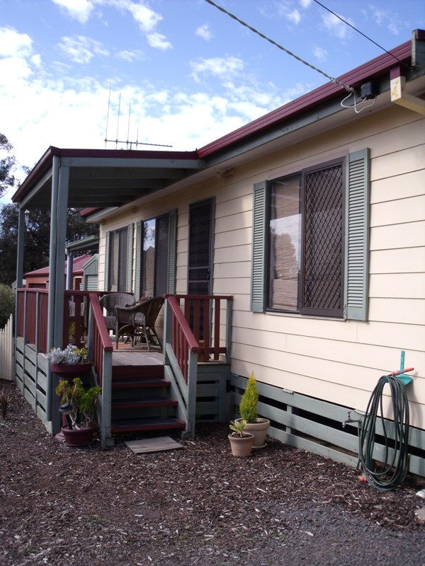 Fully Furnished Close To Town Picture 2