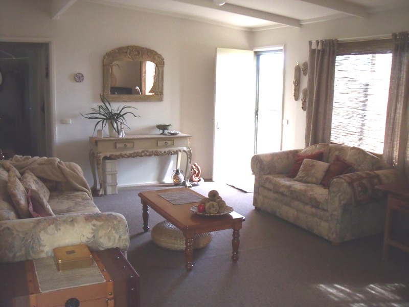 Fully Furnished Close To Town Picture 3