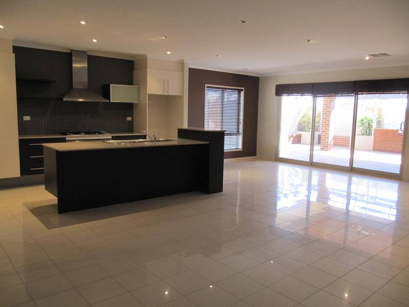 SPACIOUS FAMILY HOME Picture 2