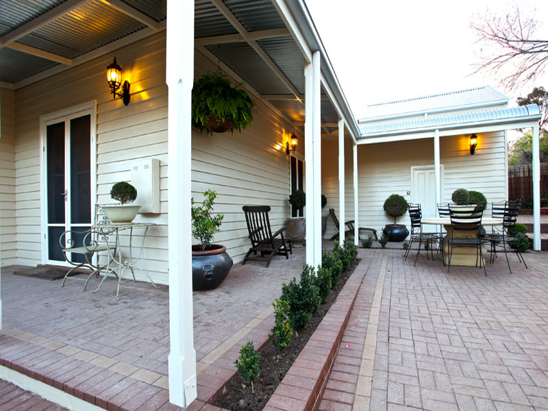 Fully Furnished Stately Victorian Home Picture 3