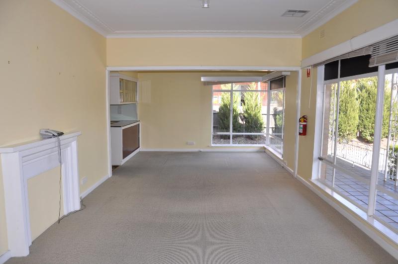 EXCELLENT STREET FRONTAGE Picture 2