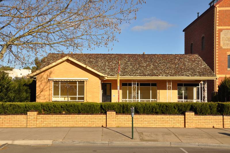 EXCELLENT STREET FRONTAGE Picture 1