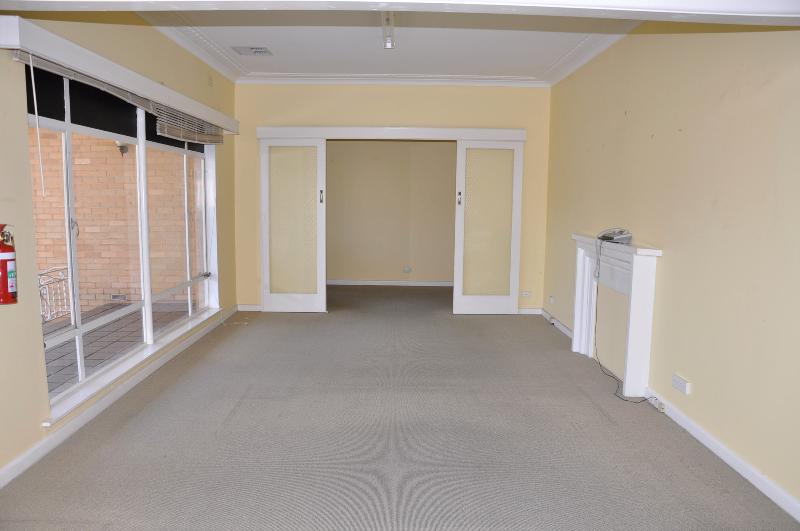 EXCELLENT STREET FRONTAGE Picture 3