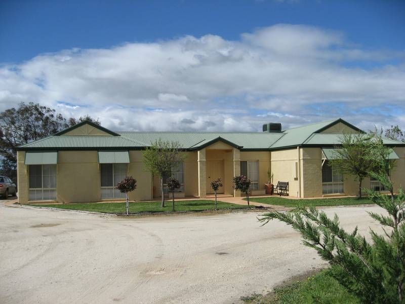 RETIRE ON THE RIVER... Picture 1