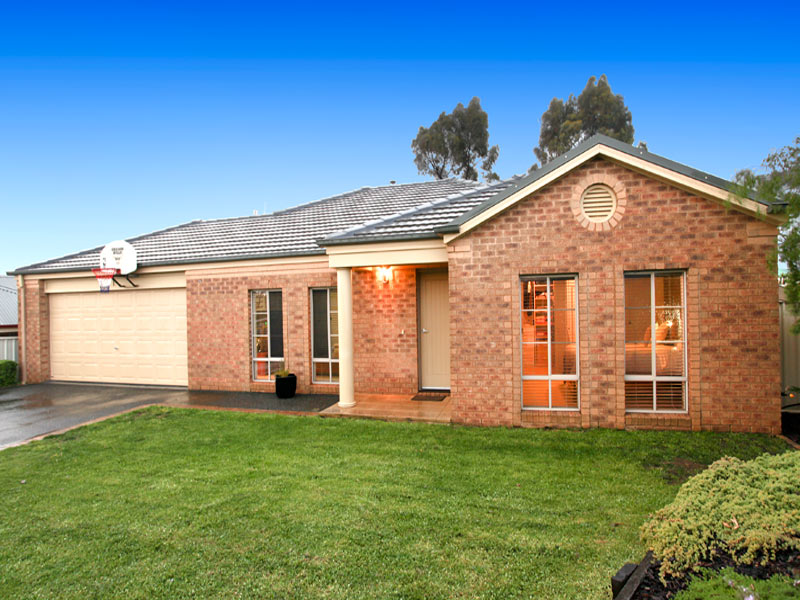 PRIME LOCATION - YOU'LL JUST LOVE IT! Picture 1