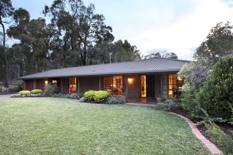 STRATHDALE - VERY SPECIAL! Picture 1