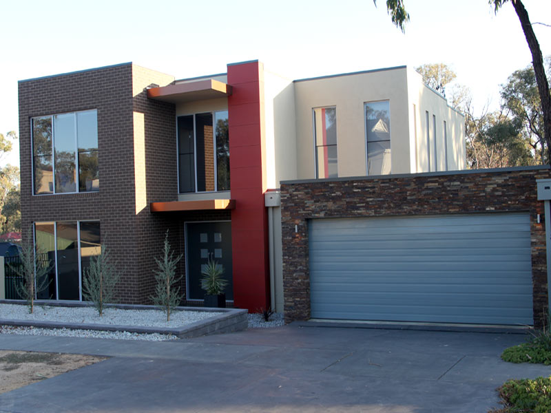 LUXURY LIVING IN PRIZED LOCATION Picture 1