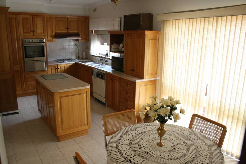 DECEIVINGLY SPACIOUS Picture 2