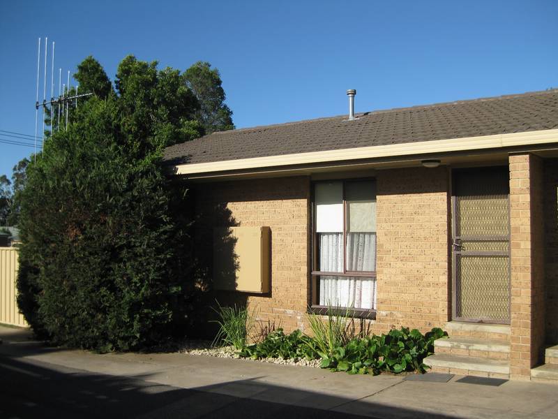 A UNIT WITH ITS OWN YARD Picture 1