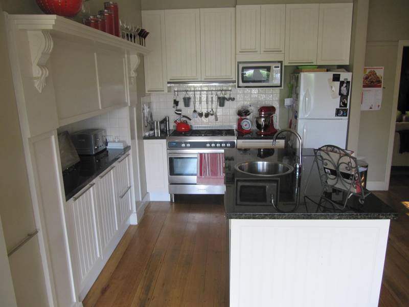 STUNNING CALIFORNIA BUNGALOW Picture 2