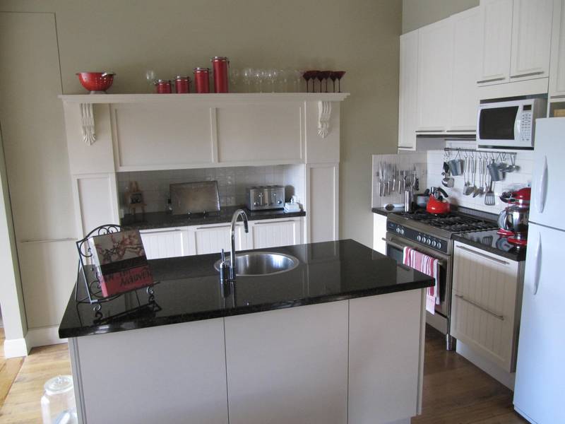 STUNNING CALIFORNIA BUNGALOW Picture 3