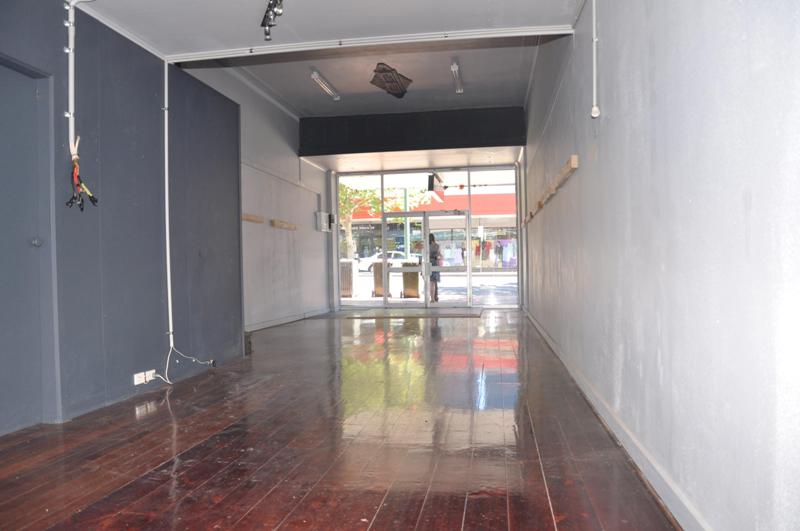 FANTASTIC MAIN STREET LOCATION Picture 3