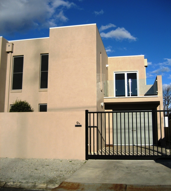 FULLY FURNISHED Townhouse Picture 1