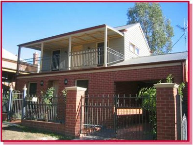 Fully Furnished Quality Townhouse Picture 1