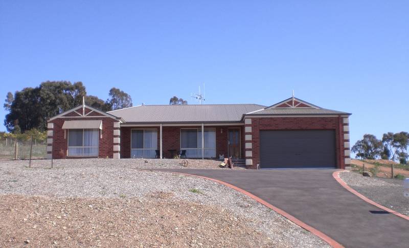 4 BEDROOM FAMILY HOME WITH GREAT ENTERTAINING Picture 1