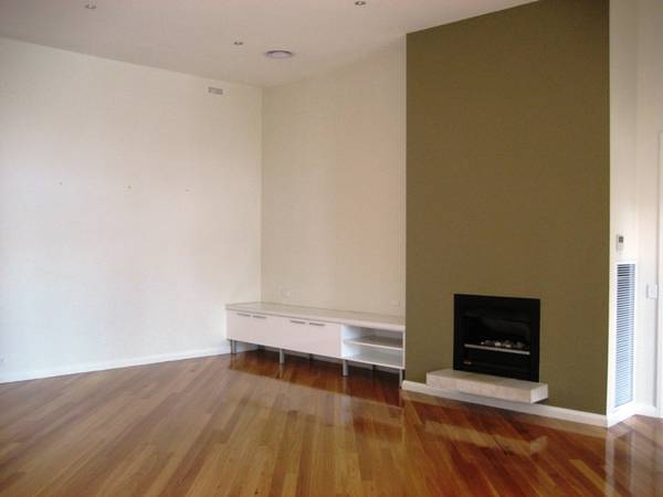 Executive Home in Central Location Picture 3