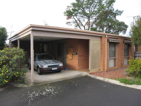 SPACIOUS 2 BEDROOM UNIT Picture 1