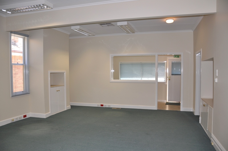 GREAT CENTRAL LOCATION Picture 2