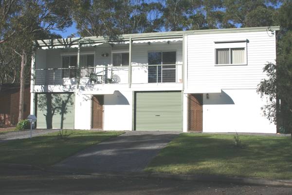 IDEAL LOCATION WITH REAR LANE ACCESS Picture 1