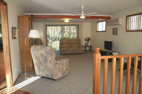 IDEAL LOCATION WITH REAR LANE ACCESS Picture 3