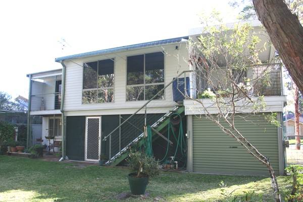 IDEAL LOCATION WITH REAR LANE ACCESS Picture 2