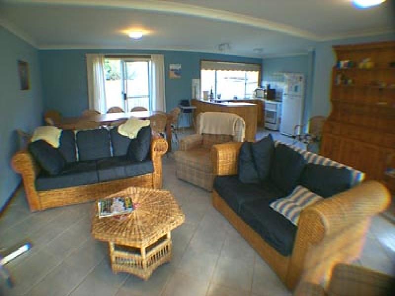 A HOME WITH STYLE! Picture 2