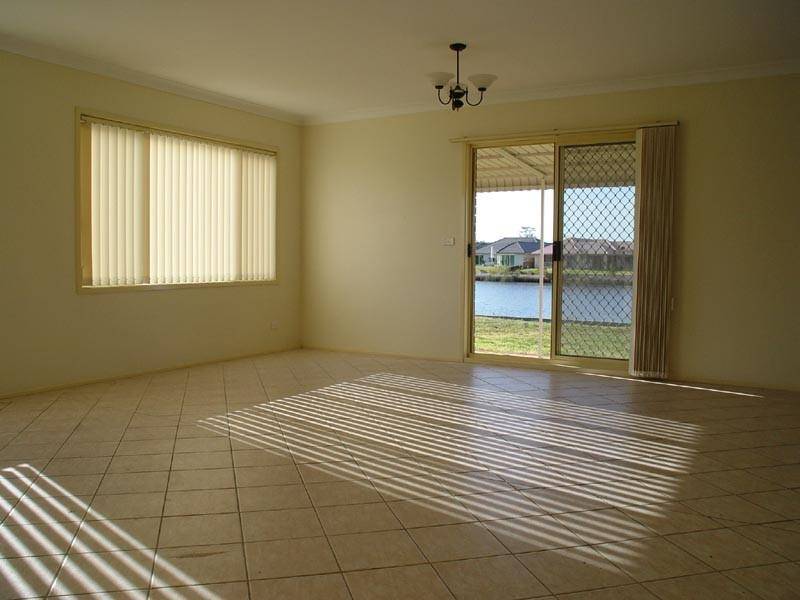 WATERFRONT FOREVER - WITH FAMILY APPEAL Picture 2