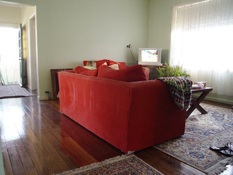 QUAINT COTTAGE IN A QUIET STREET Picture 2