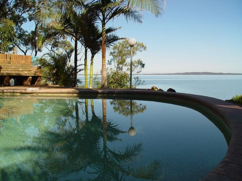 STUNNING TIMBER HOME ON THE WATERFRONT Picture 1