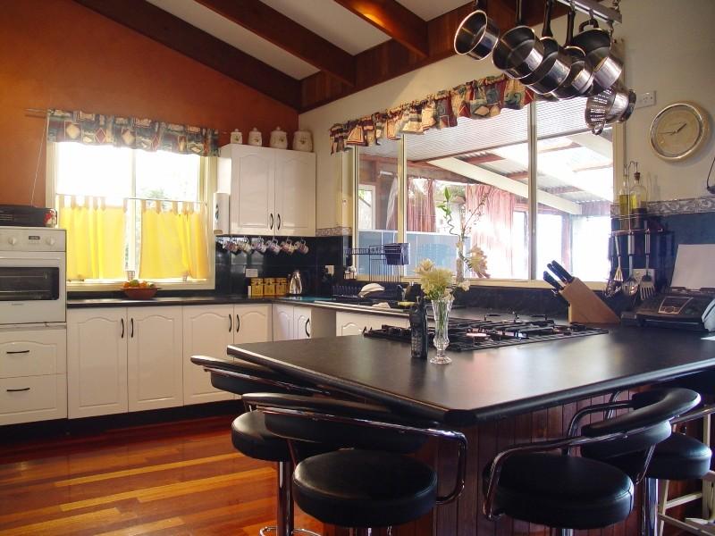 STUNNING TIMBER HOME ON THE WATERFRONT Picture 3