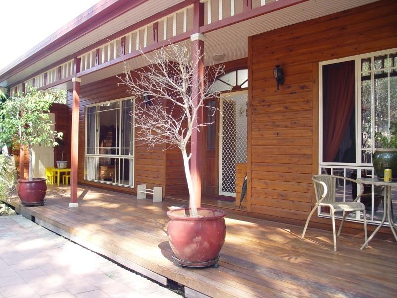 STUNNING TIMBER HOME ON THE WATERFRONT Picture 2